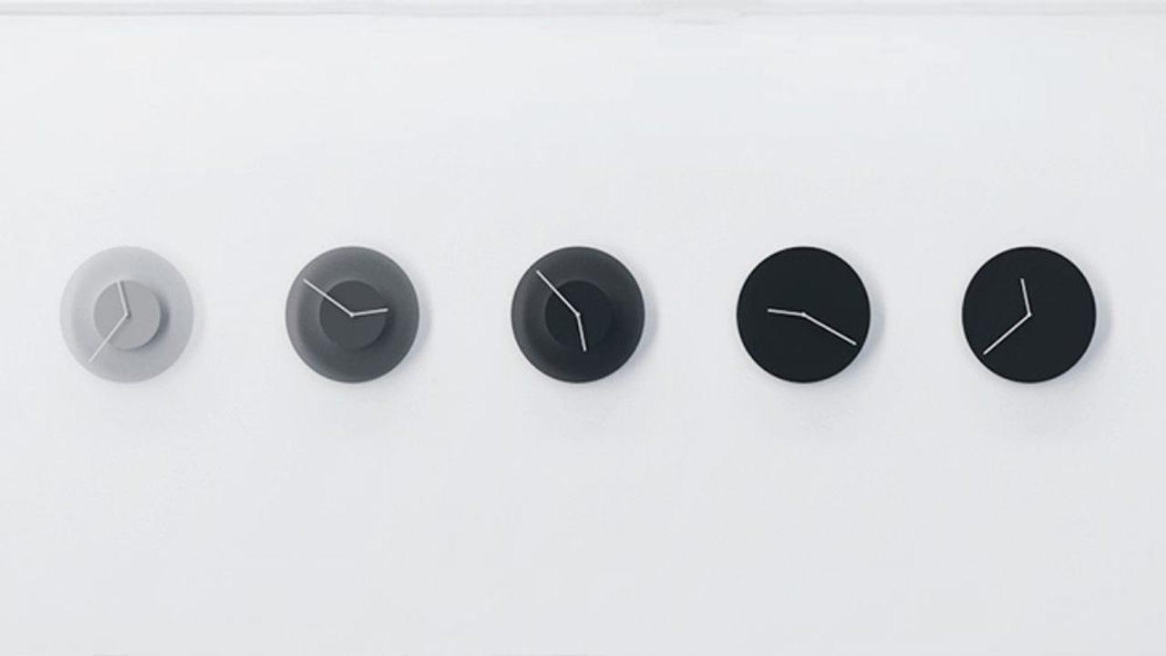 DUSK - Gradient clock face that changes shades as time goes by - Storming Gravity
