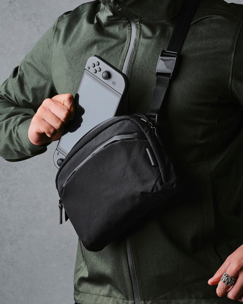 Borsa A Tracolla ALPAKA Flight Sling 2L | Leggera 240 G, Pieghevole E Compatta 17x25x5 Cm | Per Viaggi, Aeroporti E Passeggiate | Tracolla A Sgancio Rapido